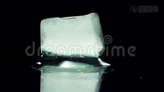 冰立方体在玻璃表面的熔化和移动视频