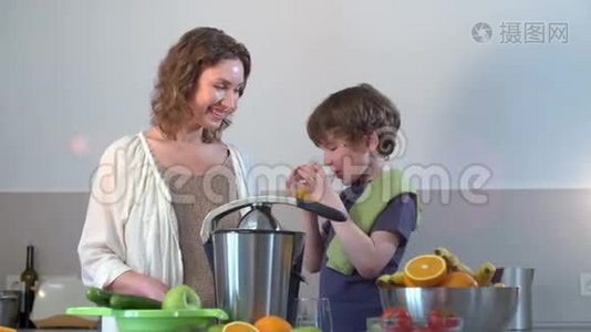 白种人年轻母亲和儿童自制鲜橙果汁并饮用视频