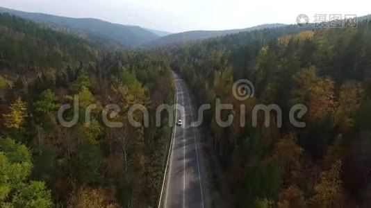 在去贝加尔湖的路上，在森林中的道路上观看视频无人机的鸟瞰图视频