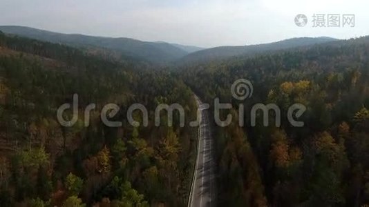 在去贝加尔湖的路上，在森林中的道路上观看视频无人机的鸟瞰图视频