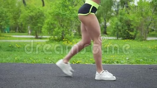 健康的生活方式健身妇女健身前热身腿视频