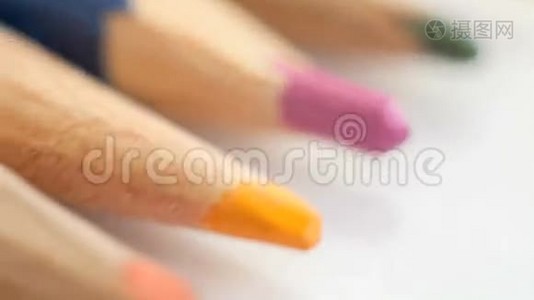 白纸上的彩色木笔.视频