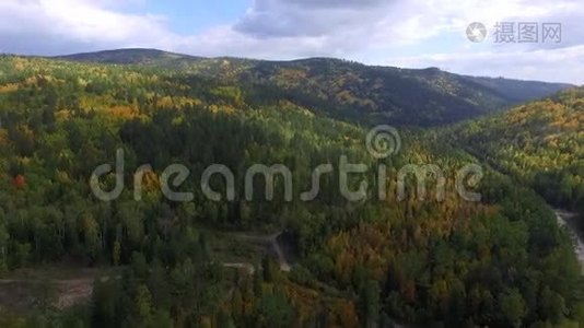 在去贝加尔湖的路上，在森林中的道路上观看视频无人机的鸟瞰图视频