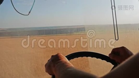 人类驾驶联合收割机收割小麦。视频