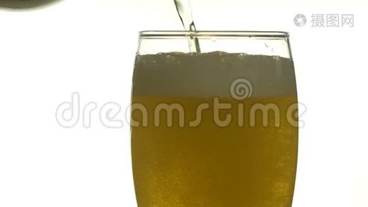 啤酒倒在玻璃杯里。视频