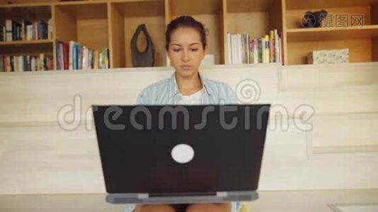 坐在电脑上工作的女人视频