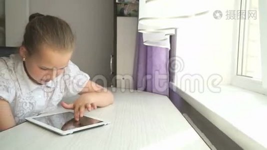 可爱的小女孩用数码平板电脑视频