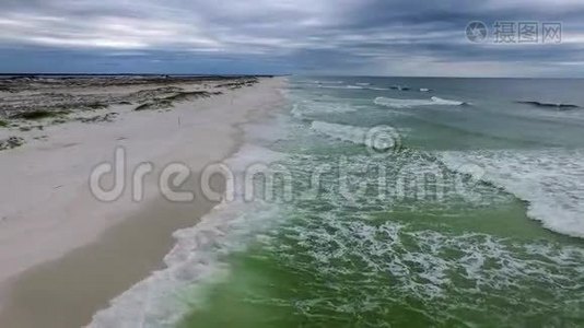 在佛罗里达州彭萨科拉海滩上空飞行。 海湾群岛国家海岸视频