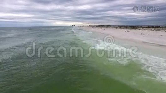 在佛罗里达州彭萨科拉海滩上空飞行。 海湾群岛国家海岸视频