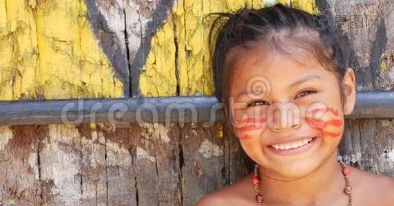 在亚马逊的一个土著部落看镜头的巴西土著女孩视频