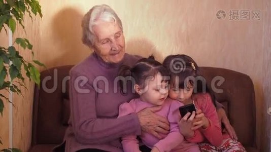 快乐的祖母和孙子。视频