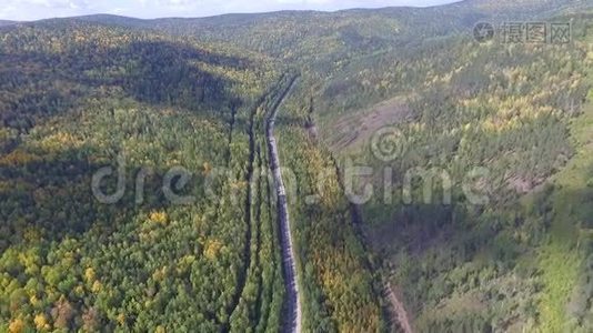 在去贝加尔湖的路上，在森林中的道路上观看视频无人机的鸟瞰图视频