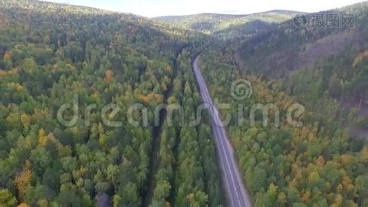 在去贝加尔湖的路上，在森林中的道路上观看视频无人机的鸟瞰图视频