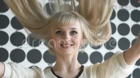 在美容院留着浓密头发的金发女郎视频