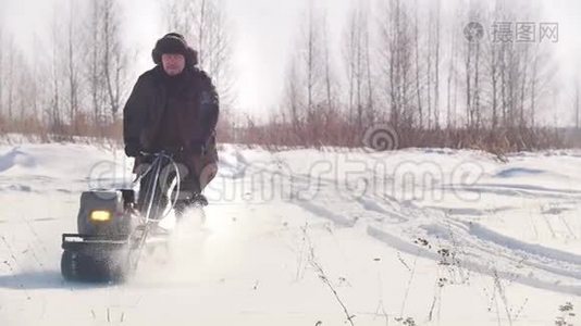 冬天，人们骑着履带式迷你雪车穿过雪地视频