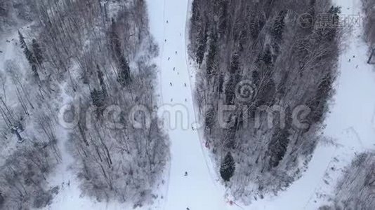 冬季滑雪板在滑雪场无人驾驶飞机视野的雪坡上。 冬季活动视频