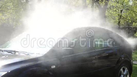 在阳光下用高压喷水冲洗汽车视频