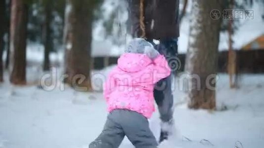 爸爸和女儿在冬天的公园里玩得很开心视频