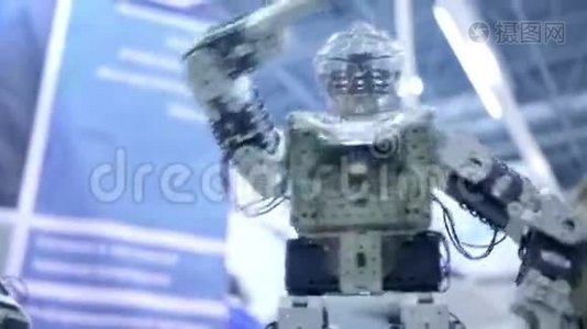 新机器人安卓在节目中跳舞。 显示了人类的运动。 现代世界的新技术视频