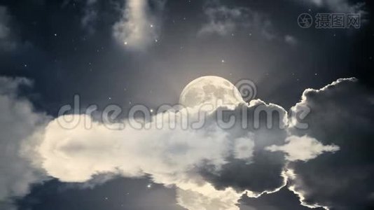 星宿夜空伴云圆月.. 水反射效应视频
