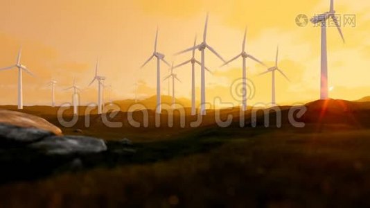 绿色草地上的风力涡轮机农场，日落时的光线视频