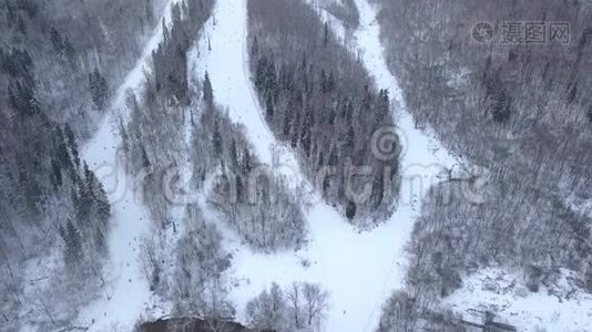 在冬季度假胜地的滑雪坡上可以看到冬季滑雪和滑雪板视频