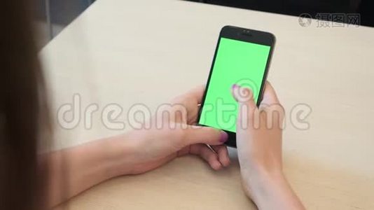 美丽的女孩手里拿着智能手机，手里拿着绿色的屏幕，男人手里拿着手机智能手机视频