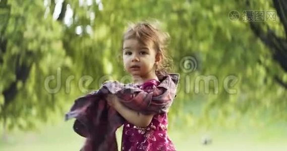 可爱的女婴在夏天探索公园。视频