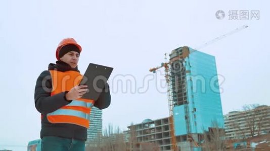 工程人咨询工地上的人手里拿着蓝图。 建筑检查员。 高级视频