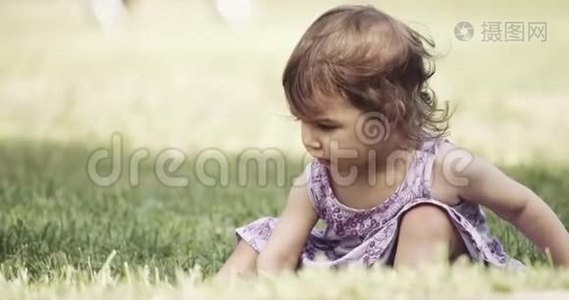 可爱的女婴在夏末探索公园。视频