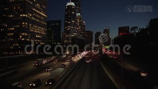 晚上洛杉矶市中心的高速公路交通。 晚上尖峰时段交通。 4K视频