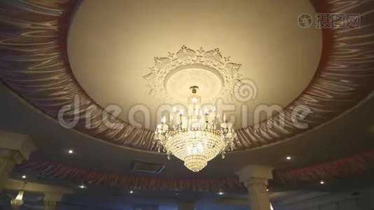 豪华餐厅天花板上优雅的吊灯视频