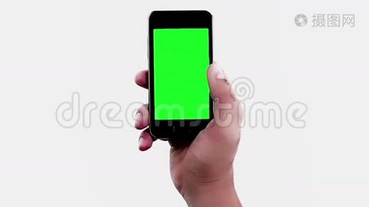 白色背景下使用带有色度键绿色屏幕的移动智能手机的人手视频
