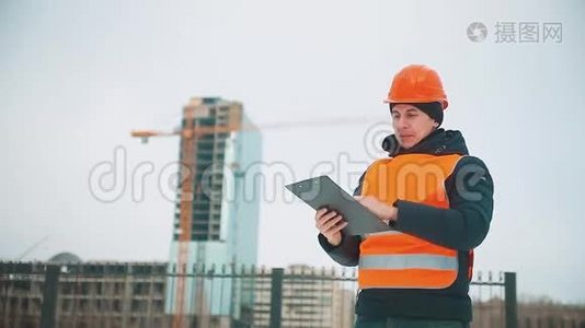 工程人咨询工地上的人手里拿着蓝图。 建筑检查员。 高级视频