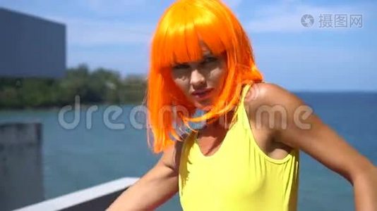 穿黄色泳衣和橙色假发的女人视频