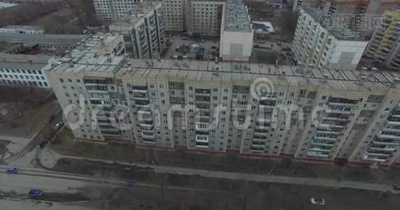 城市航空测量。 从天空俯瞰俄罗斯城市。 房屋、街道和公园的空中城市景观。 灰色的天空视频