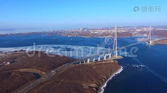 鸟瞰海景俯瞰俄罗斯大桥..视频