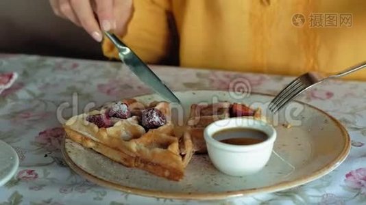 美女在咖啡厅吃华夫饼视频