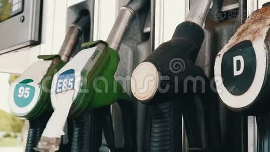 加油站排着不同的旧加油手枪，用来倒汽油。 汽油或加油站汽油视频