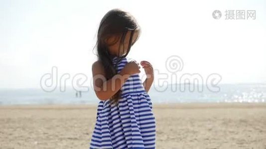小女孩在海滩上视频