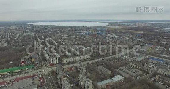 城市航空测量。 从天空俯瞰俄罗斯城市。 房屋、街道和公园的空中城市景观。 灰色的天空视频