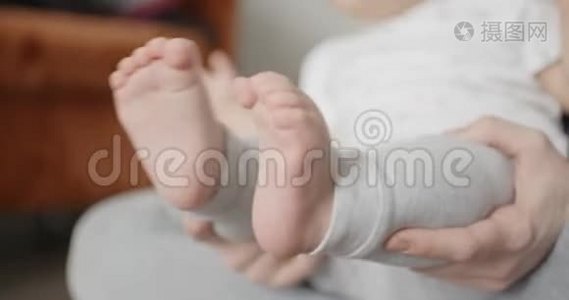 妈妈手里拿着小宝宝的脚。视频