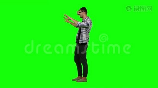 戴虚拟现实护目镜的人。 用手做手势。 绿色屏幕视频