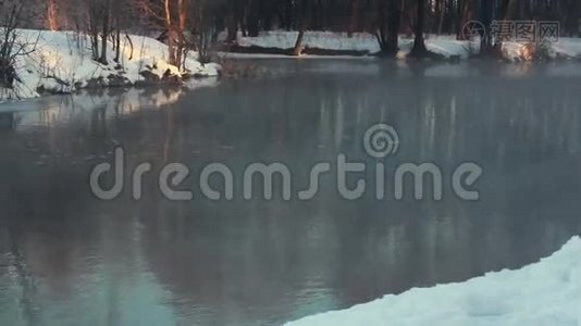 冬天的河流。 冬天公园里的薄雾笼罩着河流。 冬季景观。 米斯特河视频