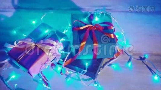 圣诞礼物和新年礼物都是蓝色的闪光花环视频