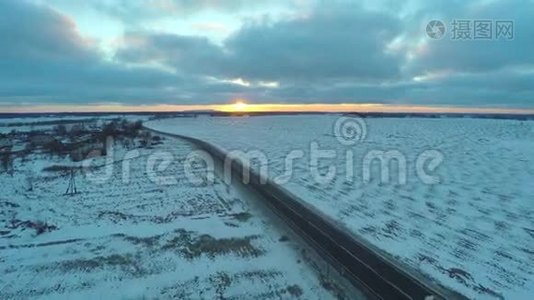 在冬季道路上行驶的汽车的鸟瞰图。视频