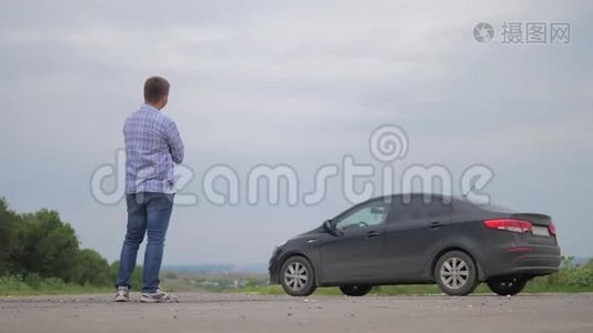 男人试驾车，两个男人成交。 男卖家司机造车车险慢动作视频销售二手视频