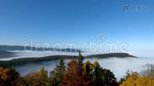 镜头下的雾海运动。 在阿尔萨斯上空阴得很厉害。 从山顶俯瞰全景..视频