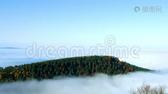 镜头下的雾海运动。 在阿尔萨斯上空阴得很厉害。 从山顶俯瞰全景..视频