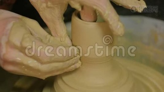 生产陶瓷的专业男性陶工视频